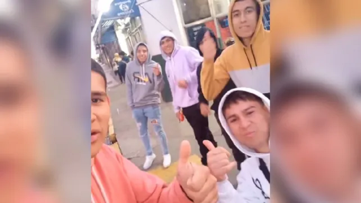 Los jóvenes que le devolvieron el celular a la joven que lo perdió (Foto: captura X usuaria Fiama García).