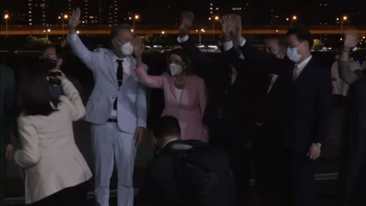 Nancy Pelosi, acompañada por el canciller taiwanés, saluda a quienes estaban en el aeropuerto de Taipei, la capital de Taiwán (Foto: captura de TV)