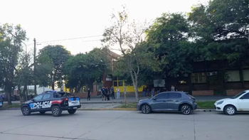 Un alumno mató entró con un arma a la escuela y mató a un compañero en Santa Fe: Estaban izando la bandera cuando empezaron los tiros
