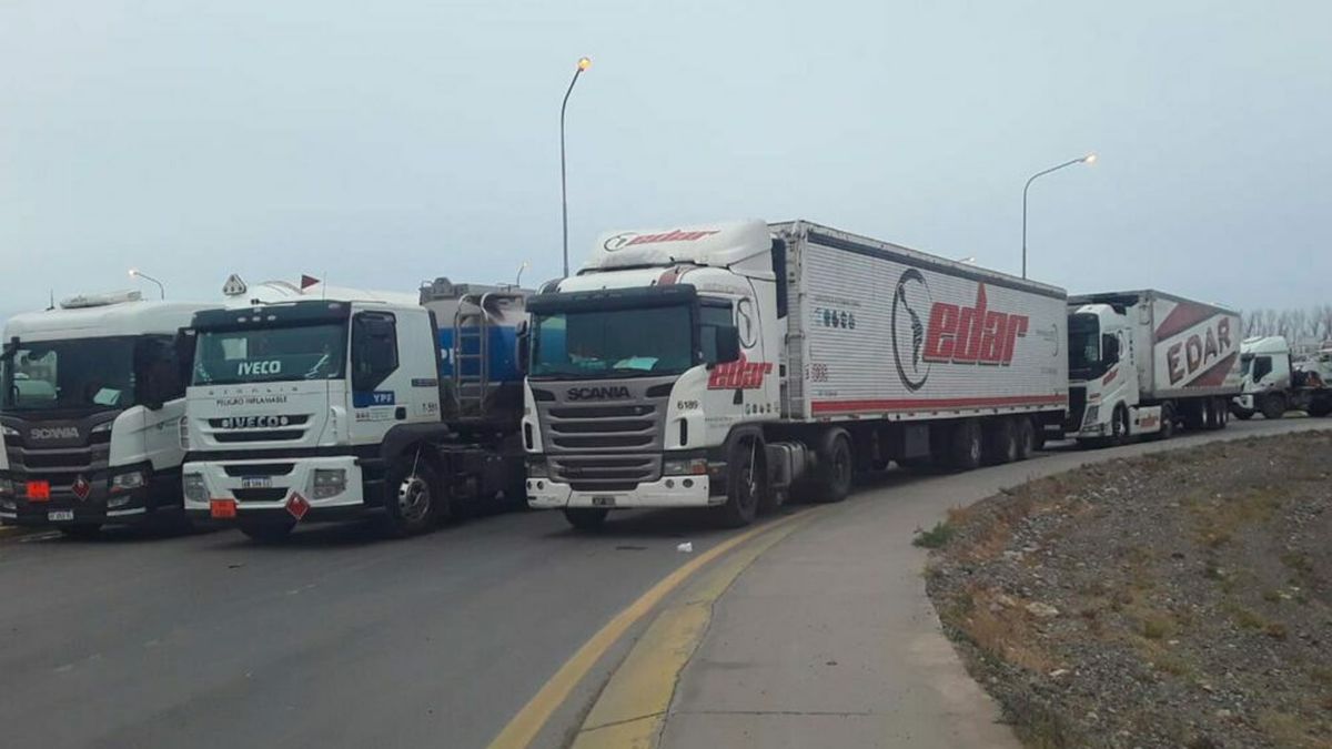 El paro de camioneros por la falta de gasoil se hace sentir en todo el país (Foto: Twitter).