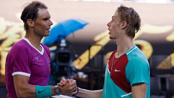 Rafael Nadal le ganó a Denis Shapovalov en cinco sets y pasó a la semifinal del Abierto de Australia.