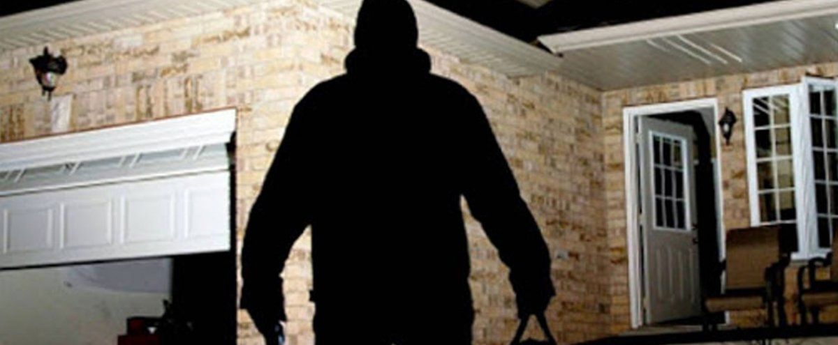 Delincuente entró a la casa de un actor: se bañó, comió y se emborrachó