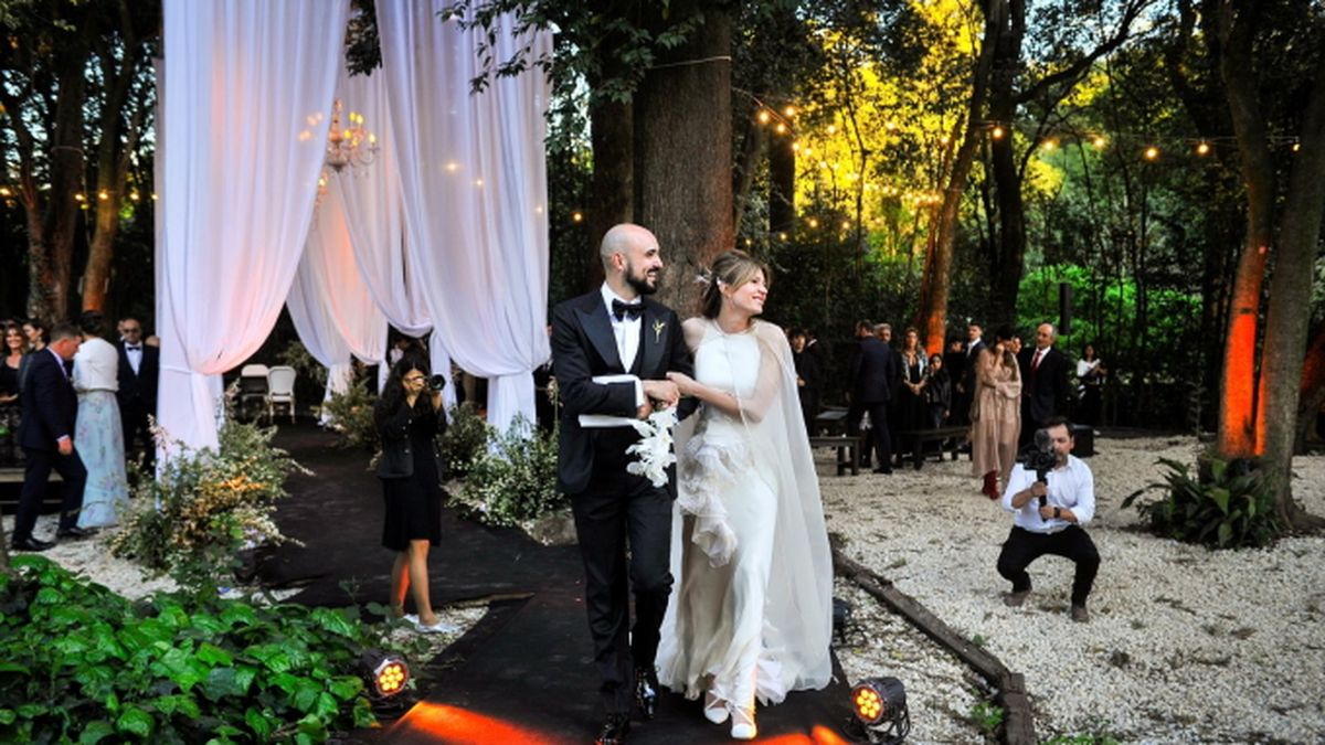 Abel Pintos y Mora Calabrese sellaron su amor este sábado, con la celebración íntima como broche de oro a la familia por la que apostaron. Foto: Maxi Failla.