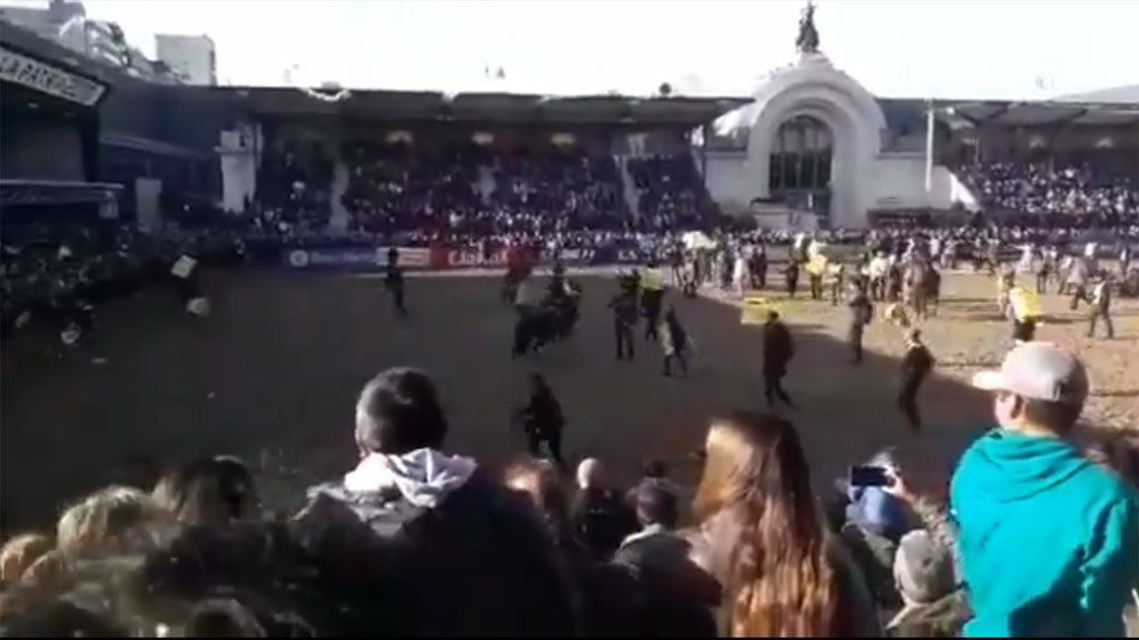 Un grupo de veganos invadió la pista de la Exposición Rural y fue echado a caballazos por los gauchos