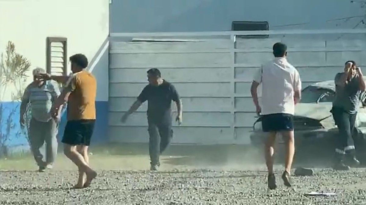 En las imágenes se observa a los agentes de tránsito sosteniendo palos mientras que los conductores les arrojaban piedras y golpes de puño. (Foto: Captura Video)&nbsp;