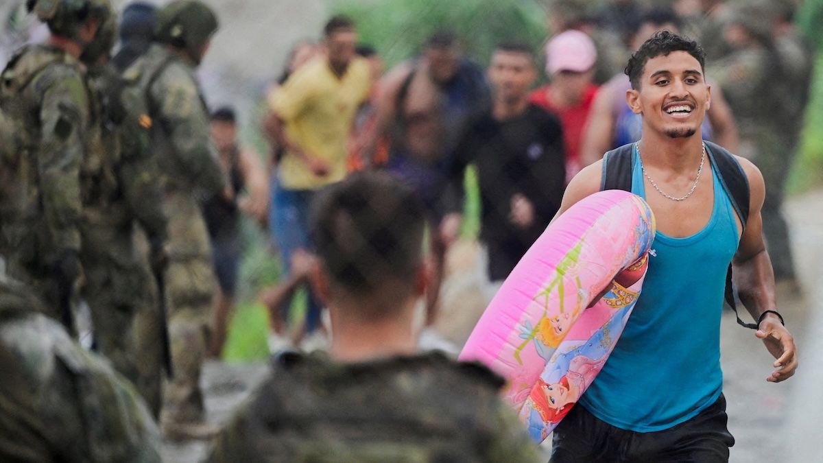En medio de la llegada de miles de personas