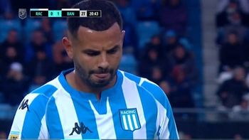 Los hinchas de Racing silbaron a Cardona, que contestó por redes