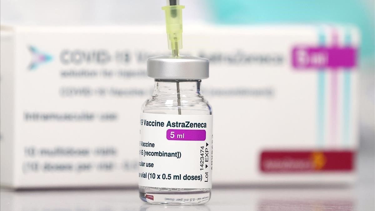 La tercera dosis de la vacuna de AstraZeneca sería efectiva contra Ómicron. (Foto: archivo)