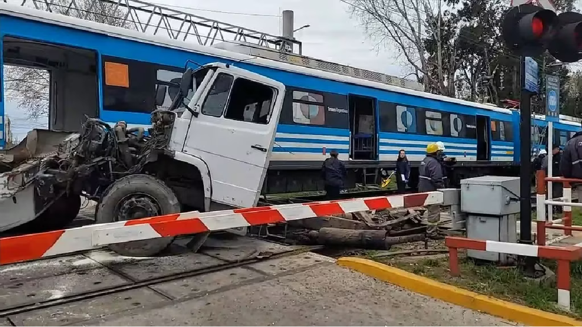El conductor que cruzó con la barrera baja y chocó con el tren Roca fue suspendido y será demandado por los daños. (Foto: archivo)