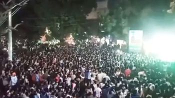 Festejos en Bangladesh por el triunfo de Argentina ante México)
