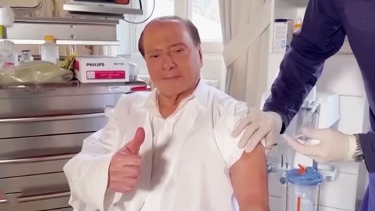Silvio Berlusconi está internado en Italia por una grave enfermedad