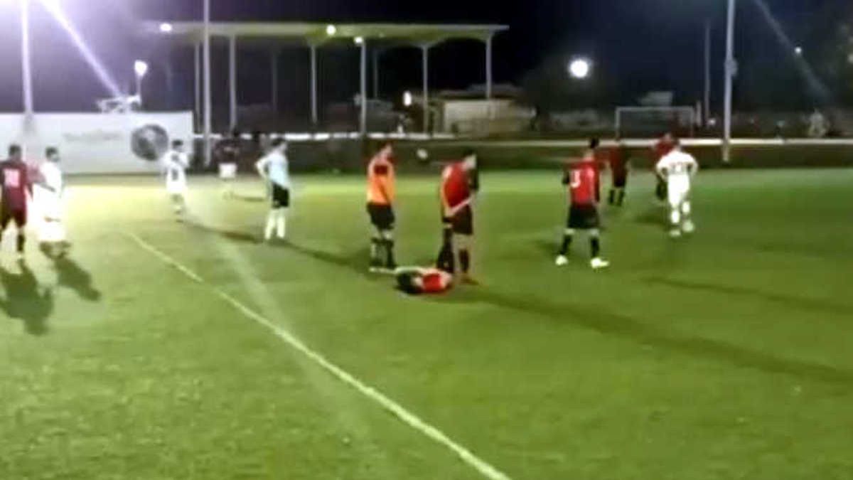 El momento en que se desata la balacera en pleno partido (Foto: captura de video).