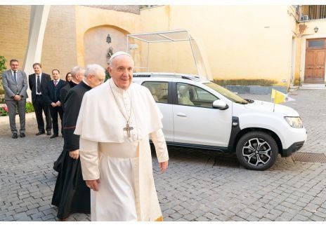 El último Papamóvil es un modelo Low Cost, el Dacia Duster 4x4