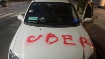 “Un taxista nos amenazó con un palo por viajar en la parte de atrás de mi auto, con mi bebé recién nacido”