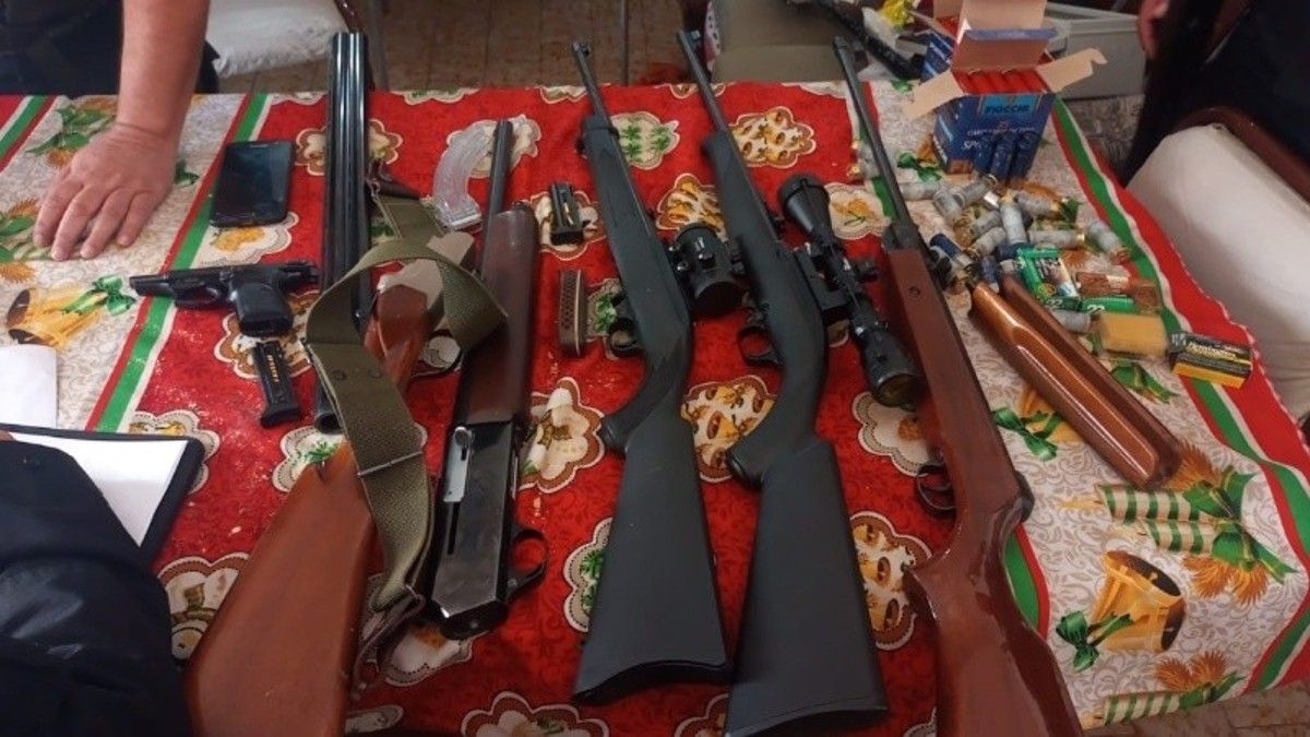 Locura en Rosario. Las armas secuestradas al agresor. Fuente: Rosario 3.&nbsp;
