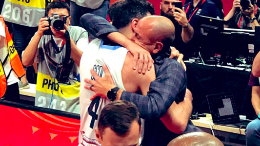 El abrazo del alma: el conmovedor encuentro entre Manu Ginóbili y Luis Scola tras el triunfo argentino ante Francia