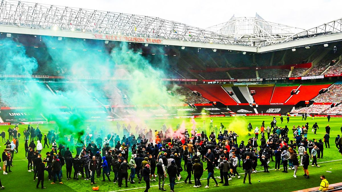 Hinchas del Manchester en medio de Old Trafford.
