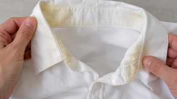 Cómo sacar las manchas amarillas de la ropa blanca con un ingrediente económico y evitar que vuelvan a aparecer