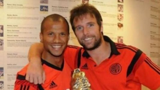 Carlos Sánchez saludó a Cavenaghi por su retiro del fútbol profesional