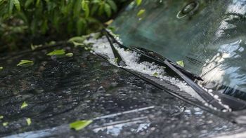 Un hombre protegió su coche de una granizada cubriéndolo con su propio cuerpo