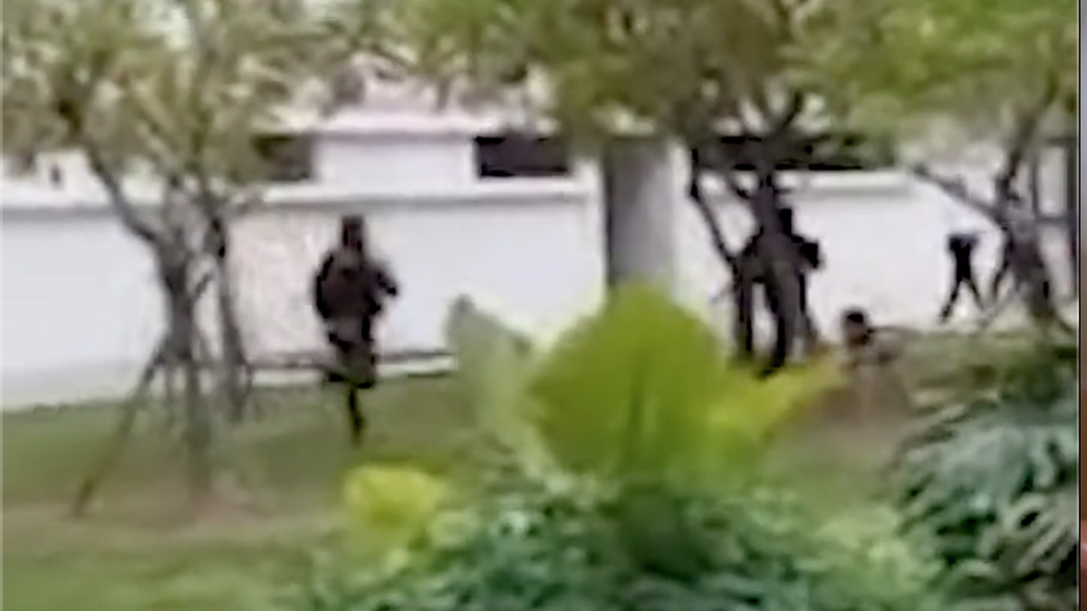 Efectivos policiales corren detrás del preso tras el intento de fuga (Foto: captura de video).