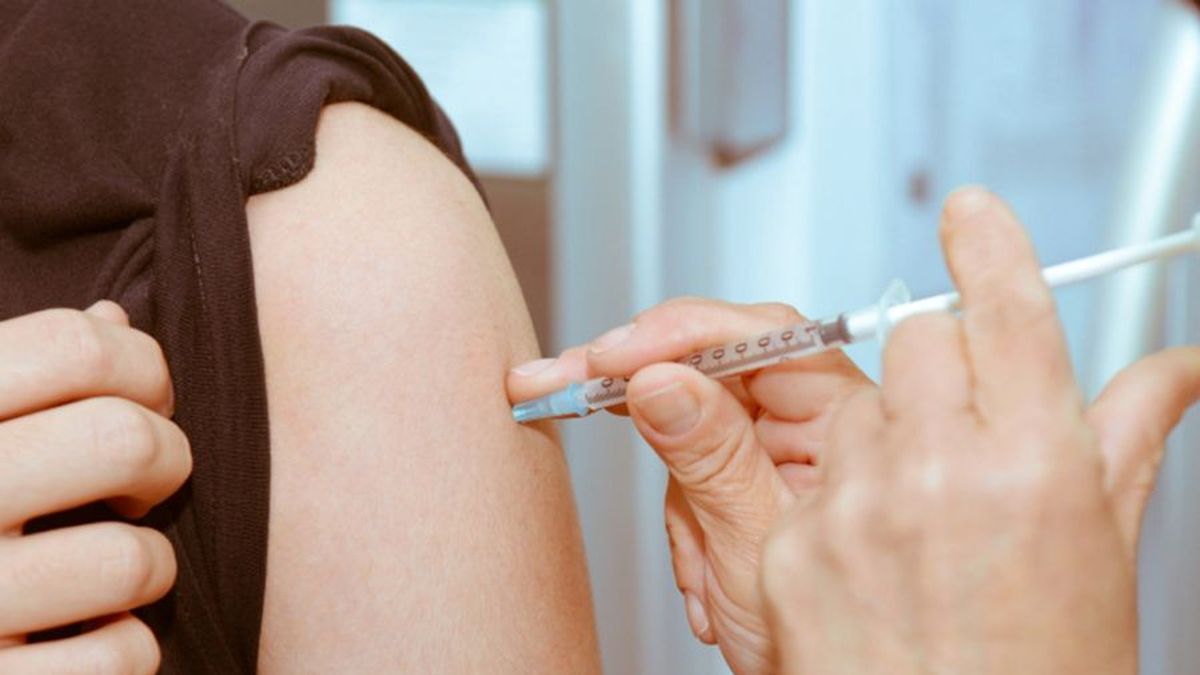 ¿Con cuánto intervalo de tiempo se debe aplicar la vacuna antigripal de la dosis de refuerzo COVID-19? (Foto: archivo)