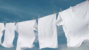 El truco casero que elimina las manchas amarillas de la ropa blanca sin productos químicos