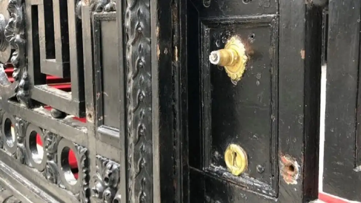 Así quedó una de las tantas puertas vandalizadas en CABA. (Foto: Perfil)