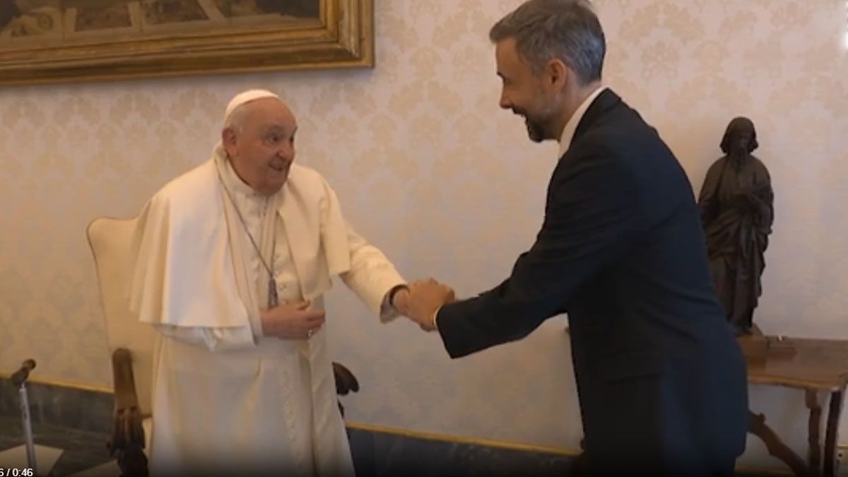 El papa Francisco cumpli&oacute; con sus audiencias privadas del d&iacute;a jueves, pero con un cabestrillo que le ayud&oacute; en el brazo. (Foto: Captura de TV)