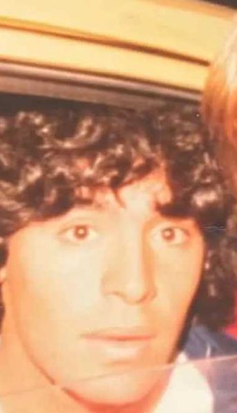 Lanzaron una campaña para encontrar a una persona que se sacó una foto con Diego Armando Maradona hace 41 años