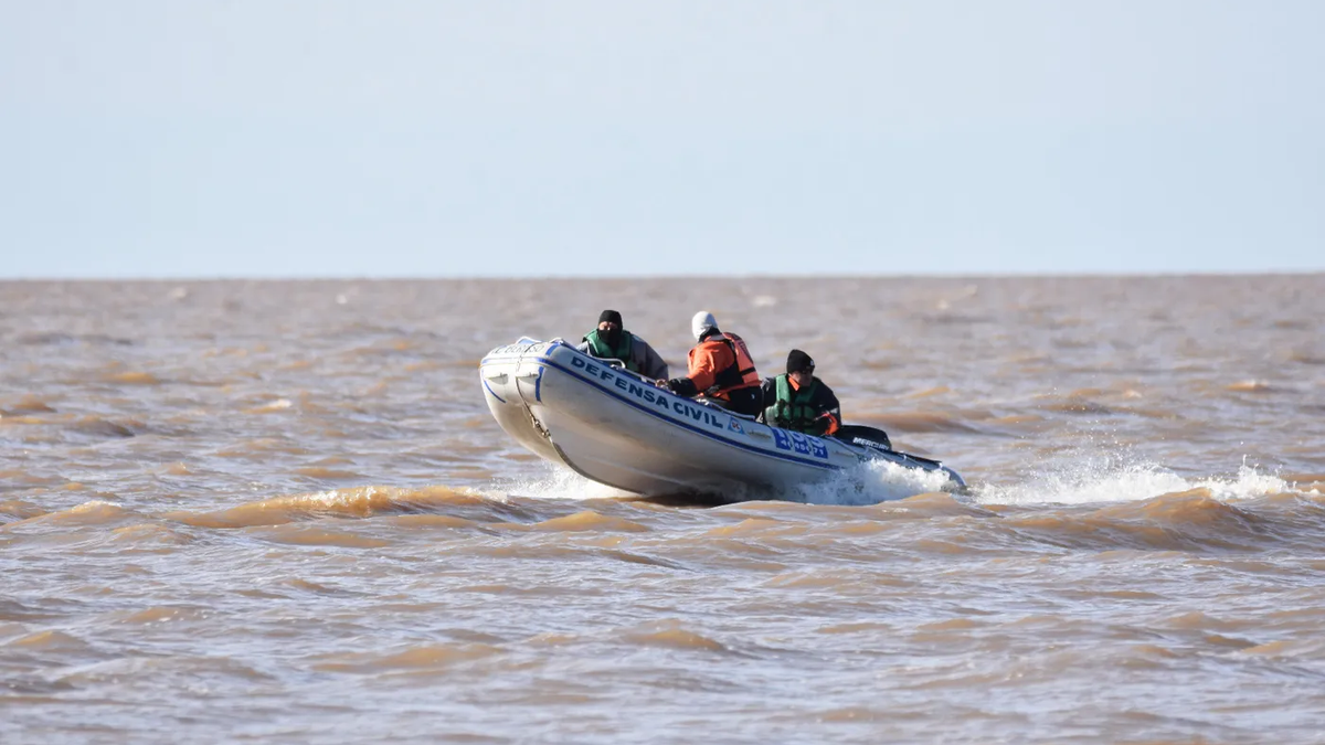 Hallan un cuerpo en el Río de la Plata en Uruguay y podría ser de uno de los pescadores desaparecidos. (Foto: redes sociales)