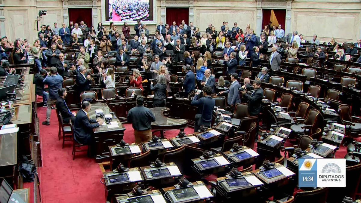 Al comienzo del debate de minor&iacute;a, diputados de la oposici&oacute;n rindieron homenaje a Norberto Di Pr&oacute;spero. (Foto: captura).