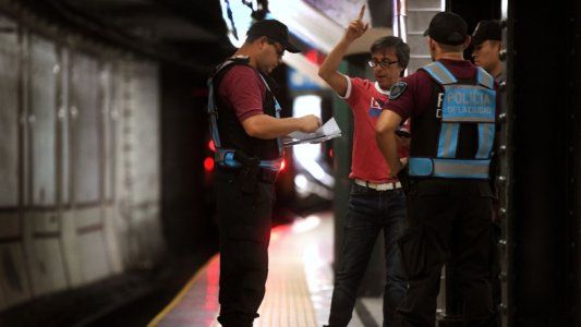 Las fuerzas de seguridad detuvieron a 896 personas por no cumplir el aislamiento obligatorio