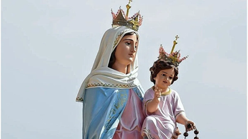 Cada 25 de septiembre, cientos de fieles se acercan al santuario de San Nicolás de los Arroyos para celebrar a la Virgen del Rosario, en conmemoración de su primera aparición en 1983.