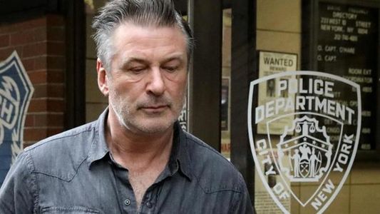 Alec Baldwin es arrestado por noquear a un hombre
