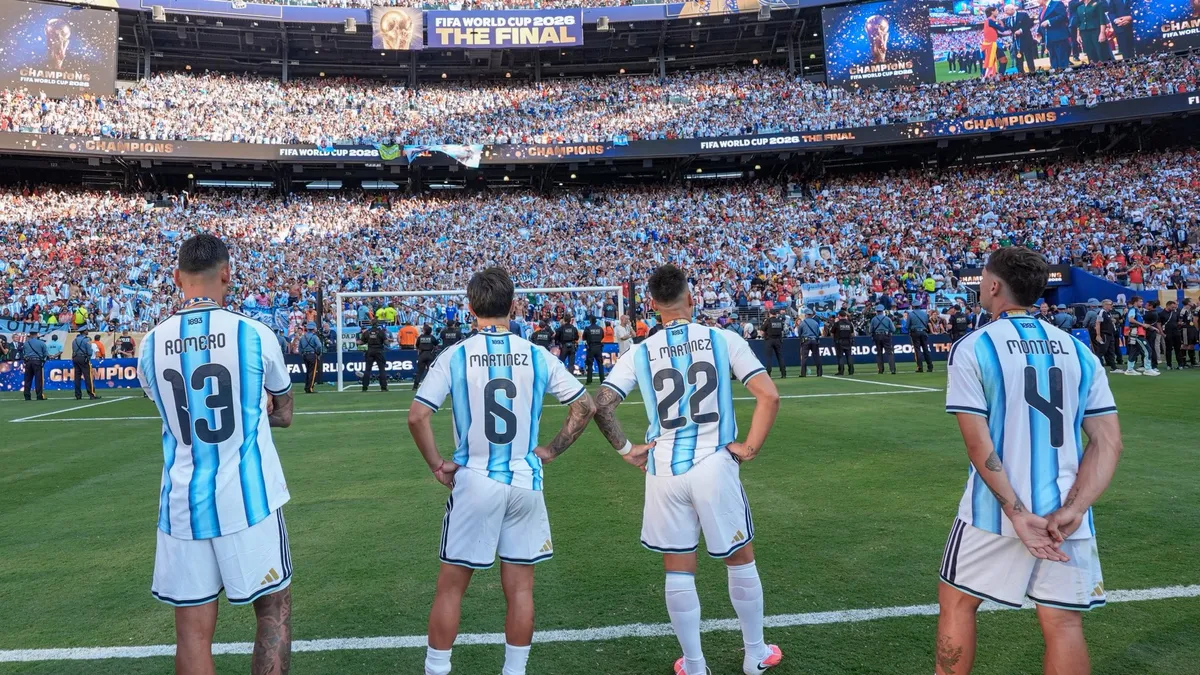 La publicación estuvo acompañada por una serie de imágenes en donde se lo puede ver junto a Cristian Romero, Lautaro Martínez y Gonzalo Montiel, tres de sus compañeros en el seleccionado nacional. (Foto: X @LisandrMartinez)