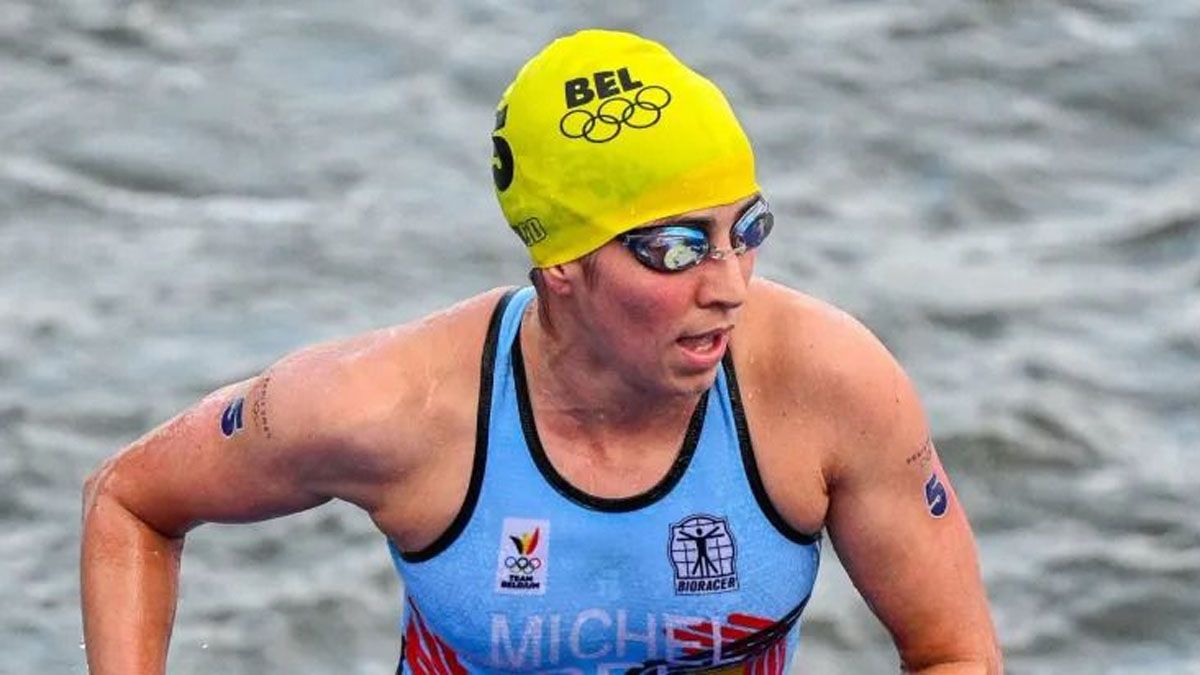 La nadadora belga que se infectó con la bacteria Escherichia coli por nadar en el Sena en el triatlón. Tuvo que abandonar y fue internada en un hospital. (Foto: Gentileza Relatores)