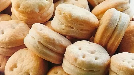 Fácil y rápido: la receta de bizcochitos salados que vas a querer hacer todas las tardes