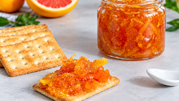 La mermelada de pomelo rosado se puede preparar en casa con pocos ingredientes y acompañar tostadas, panes o galletitas