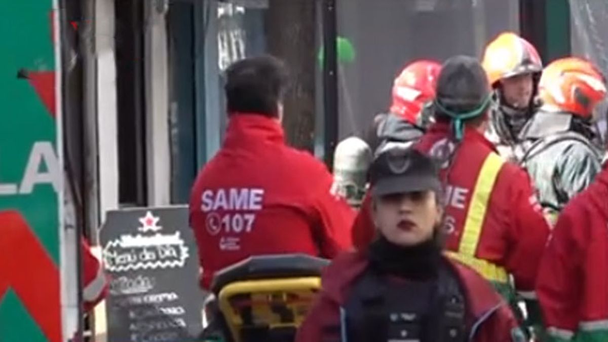 Personal del SAME y de la policía de la Ciudad, en la sede de la SRA por dos paquetes que llegaron a las oficinas de esa entidad. (foto: Captura de TV)