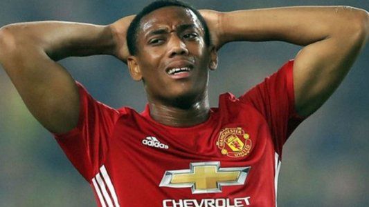 El crack del Manchester United que fue papá, no se presentó a la pretemporada y lo quieren vender