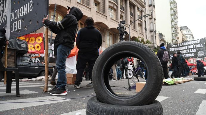 Conflicto por los neumáticos: gremios y empresas retoman el diálogo, en medio del paro y las amenazas del Gobierno