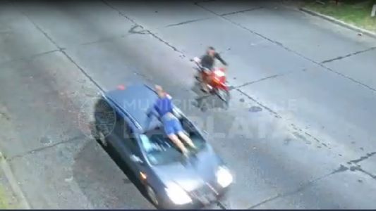 La Plata: Al grito de Satanás, un hombre se tiró sobre un auto en movimiento que lo llevó en el capot por siete cuadras