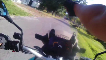 La persecución entre el Policía y losmotochorros. (Foto: captura cámara policial) La persecución entre el Policía y losmotochorros. (Foto: captura cámara policial)