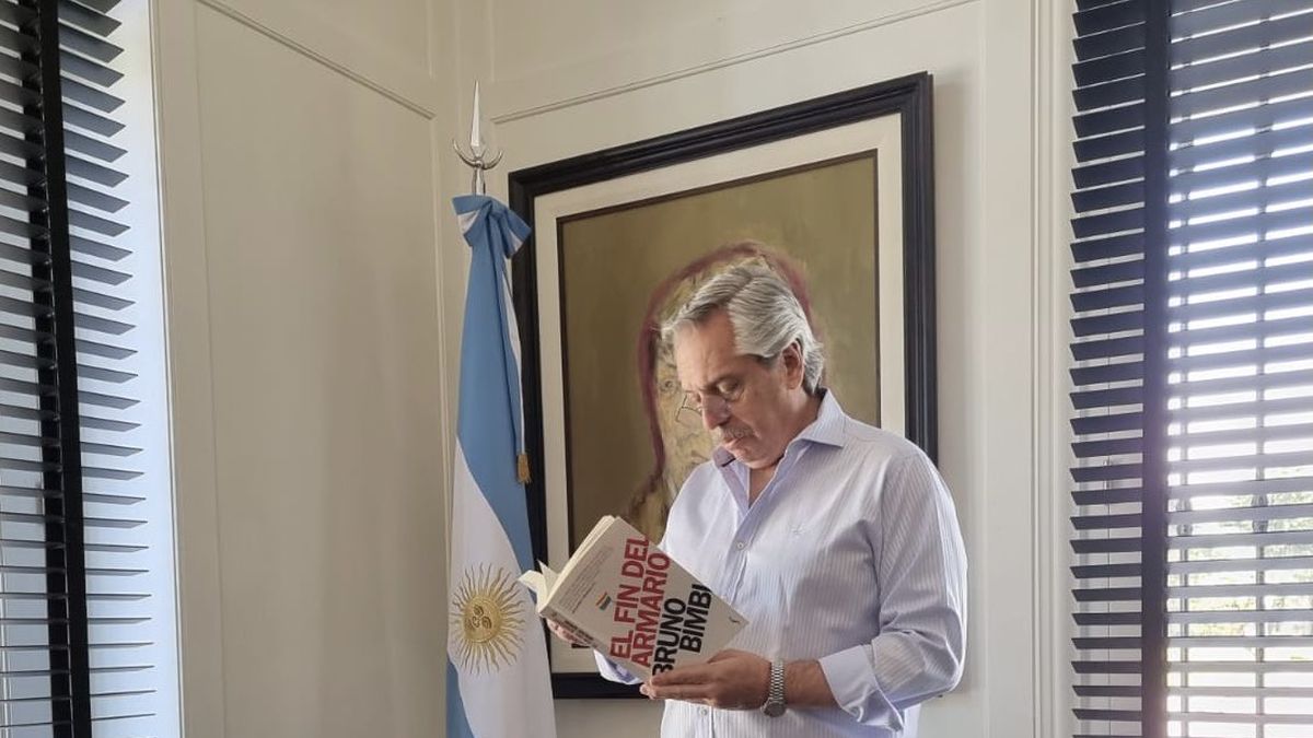 Alberto Fernández cuestionó la decisión judicial de retirar libros LGTBI en escuelas de España