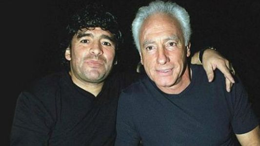 Diego Maradona y Guillermo Cóppola se reconciliaron en el velatorio de Don Diego con un abrazo conmovedor