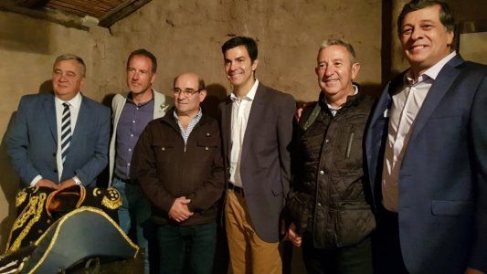 En plena tensión con el macrismo, los radicales marcan la cancha y se muestran con un candidato del peronismo