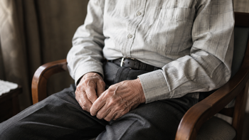 Qué es el olor a viejo, cuándo aparece, por qué se produce y cómo combatirlo
