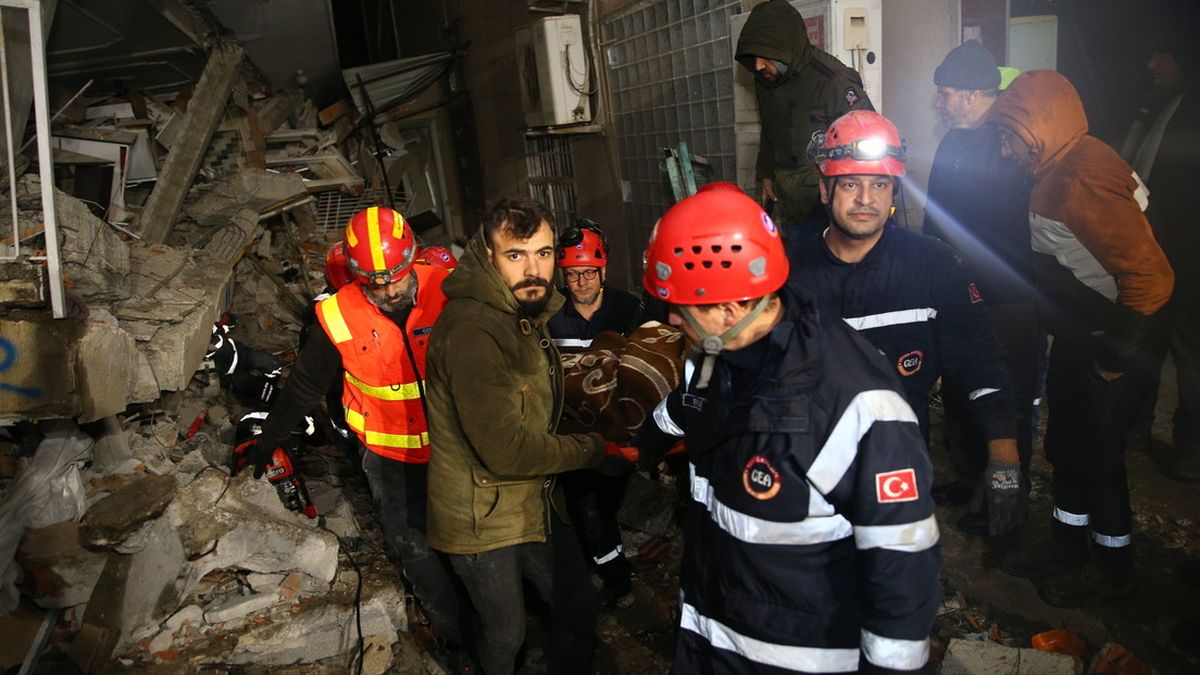 El dramático rescate de un menor en un edificio en ruinas tras el terremoto en Turquía. (Foto: Getty Images)&nbsp;