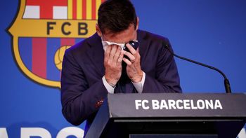 Messi entró llorando a la sala de conferencia del Barcelona. Messi entró llorando a la sala de conferencia del Barcelona.